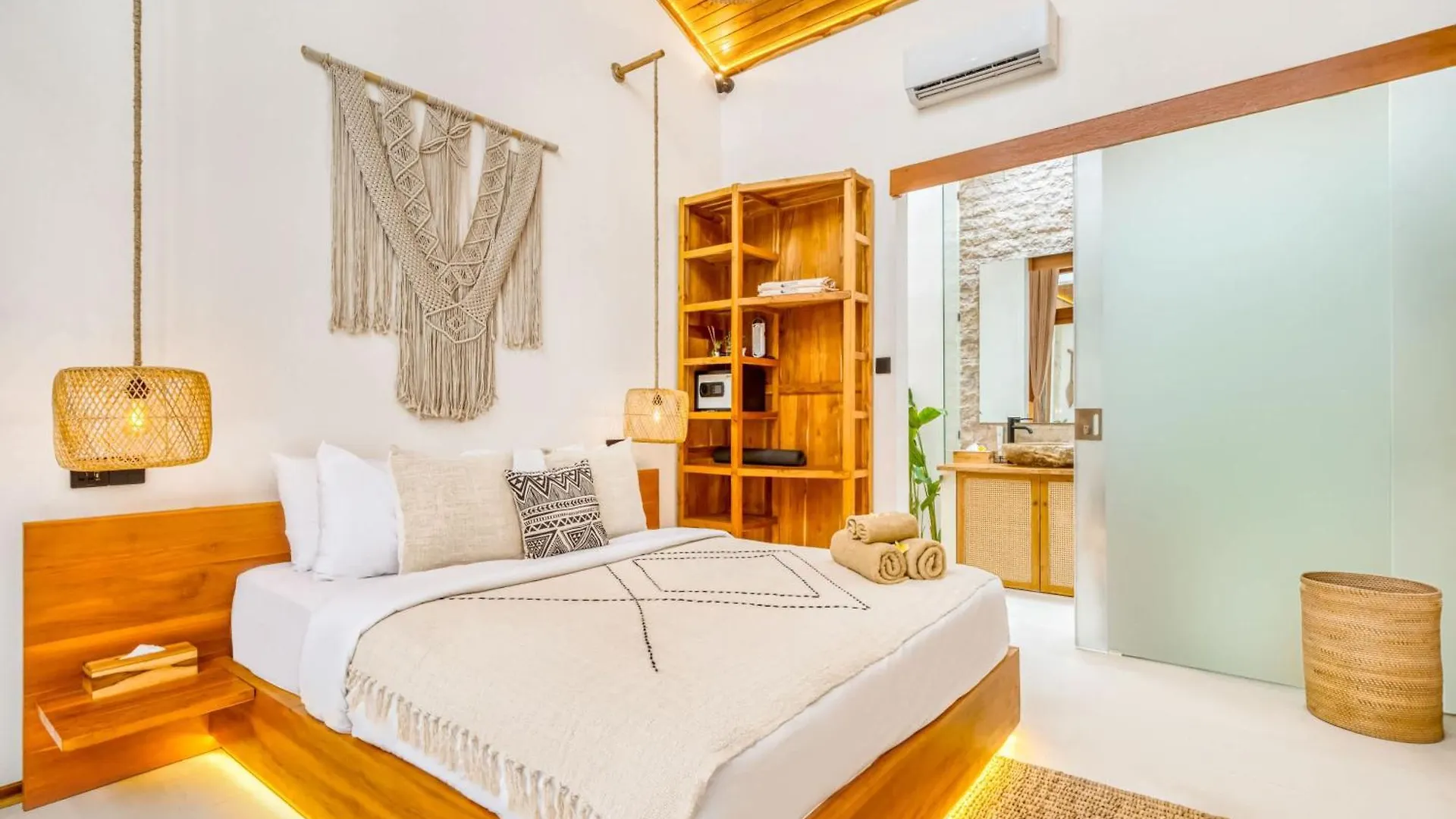 Villa Orlando - Brand New 9Br Jacuzzi Cinema Seminyak  0*, Seminyak (Bali) Indonesia
