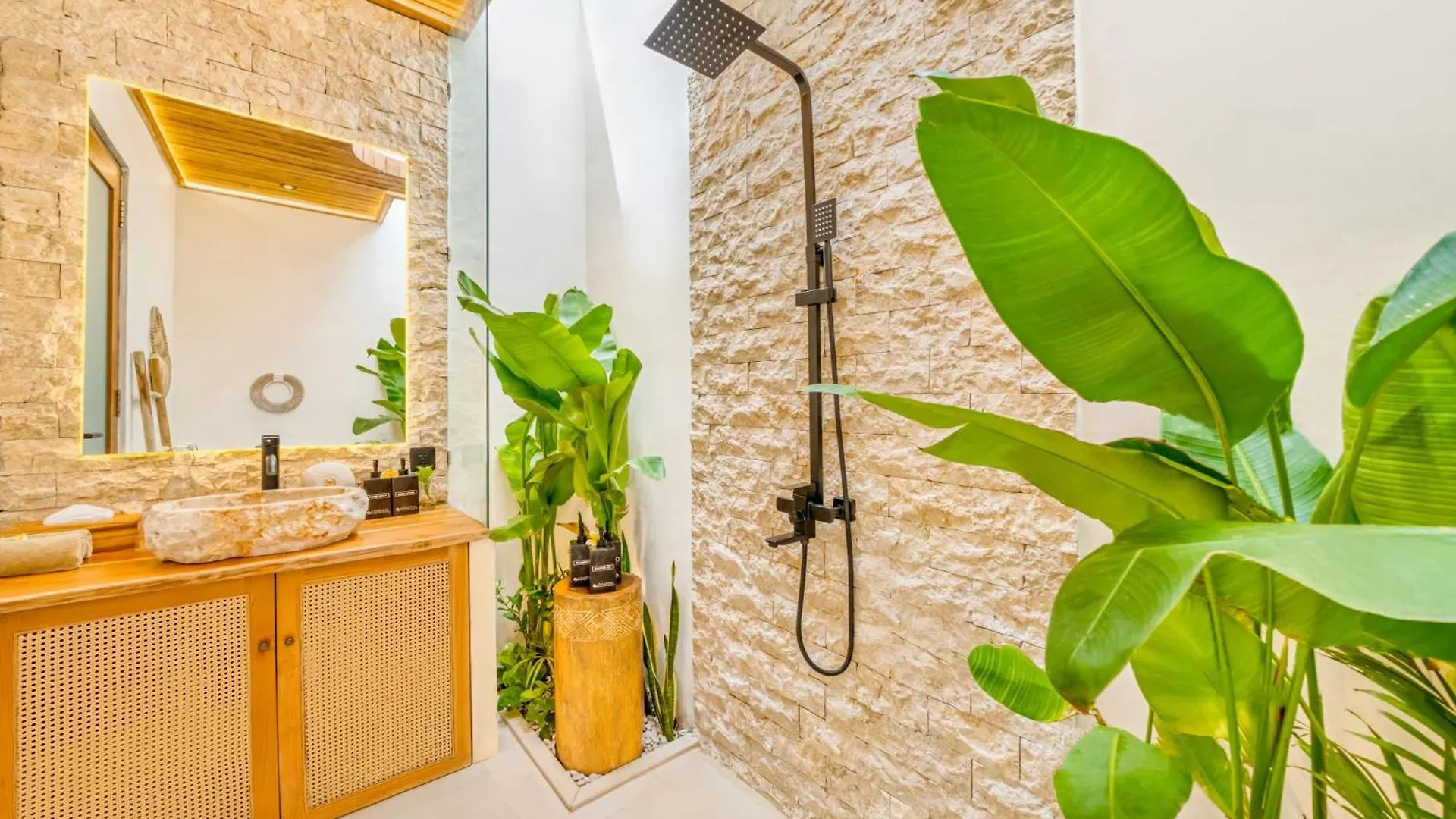 Villa Orlando - Brand New 9Br Jacuzzi Cinema Seminyak   Seminyak (Bali)